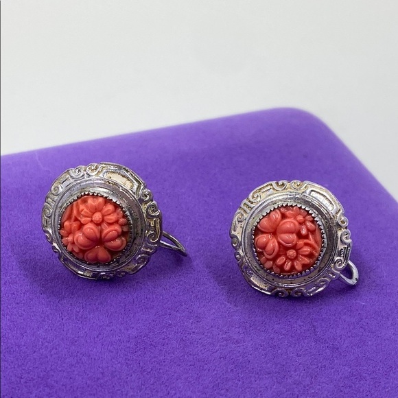 💛 Antique Silver Coral Floral Screw Back Earrings - Picture 1 of 3